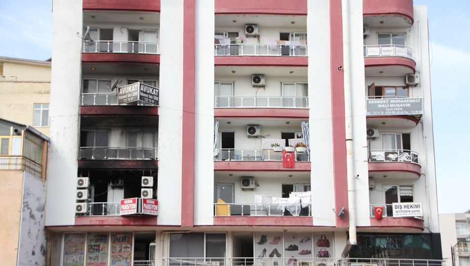 Antalya'da 5 katlı apartmanda yangın: 13 kişi tahliye edildi