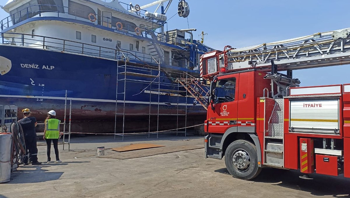 Ünye Limanı'nda bakımı yapılan gemide yangın çıktı Ünye Limanı'nda bakımı yapılan gemide yangın çıktı