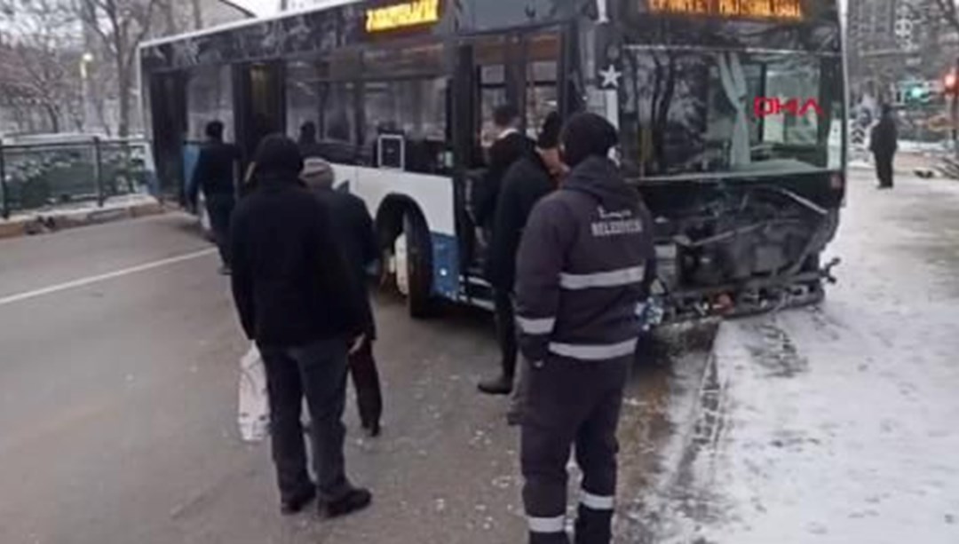Elazığ'da otobüs kaldırıma çarptı: 3 yaralı