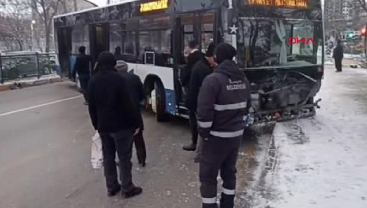 Elazığ'da otobüs kaldırıma çarptı: 3 yaralı