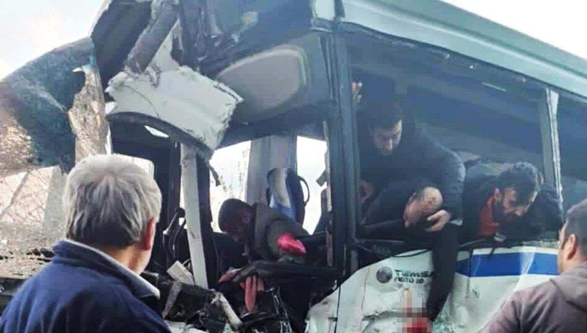Servis midibüsü, çöp kamyonuna arkadan çarptı: 17 yaralı Servis midibüsü, çöp kamyonuna arkadan çarptı: 17 yaralı