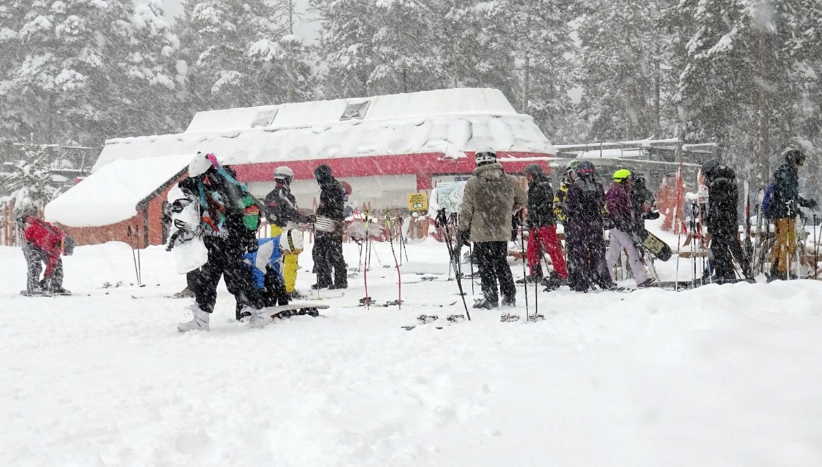 Yoğun karın ardından Palandöken ve Sarıkamış'ta kayak keyfi sürüyor