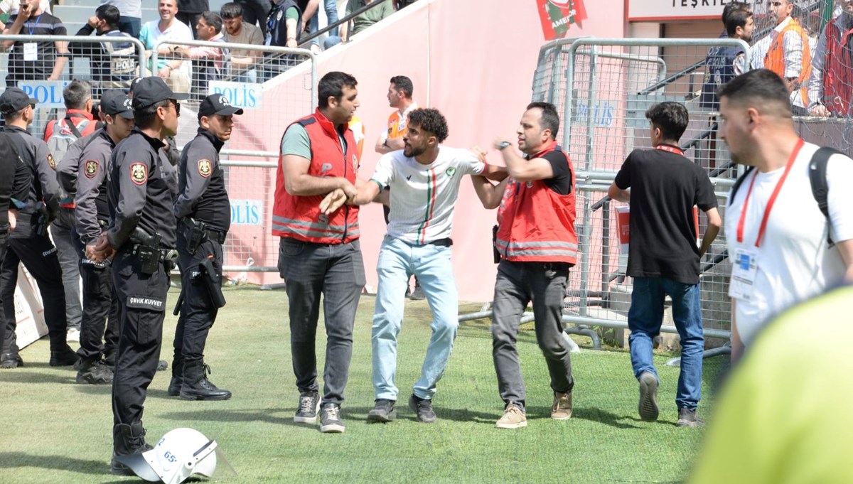 Sahte biletler stadyumu karıştırdı: 14 gözaltı