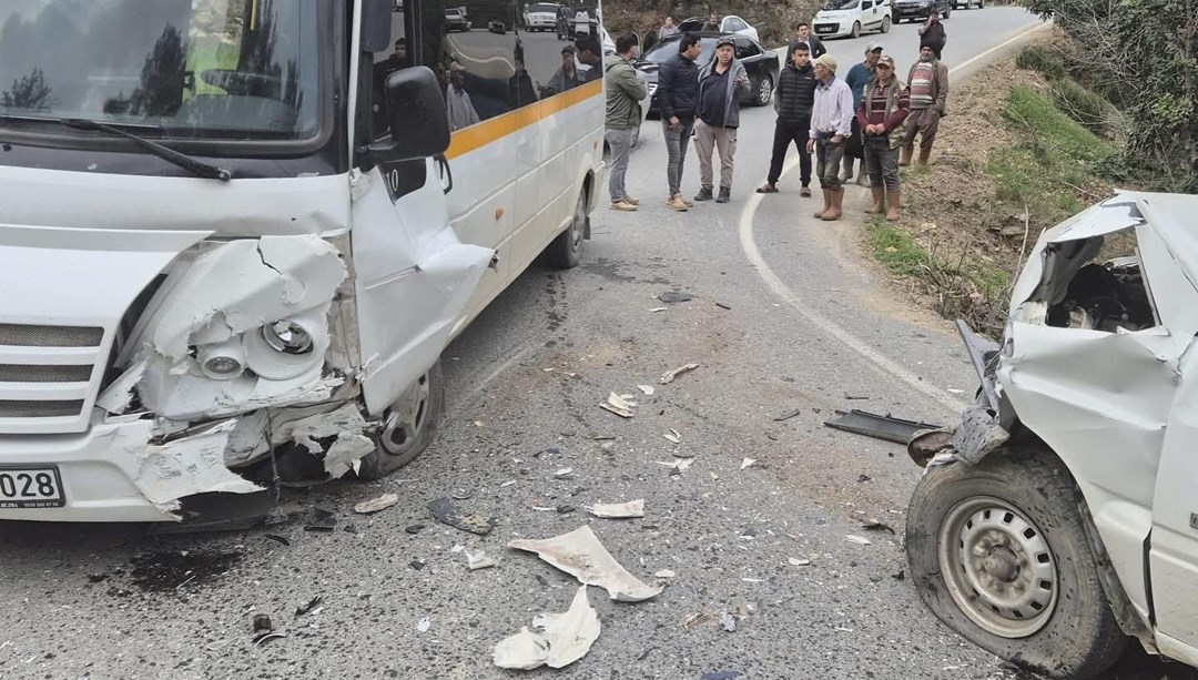 Öğrenci servisiyle kamyonet çarpıştı: 20 öğrenci yaralandı