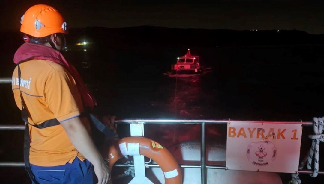 İstanbul Boğazı'nda sürüklenen tekne kurtarıldı