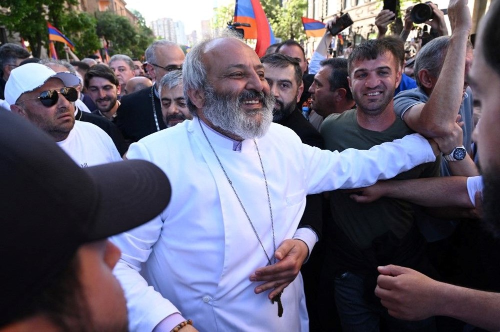 Ermenistan'da Başpiskopos siyasete göz kırptı: Protestolara liderlik ediyor - 3