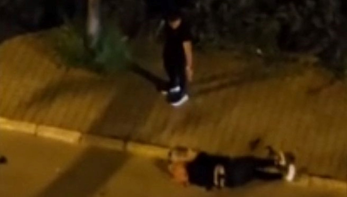Boşanma aşamasındaki karısını sokak ortasında defalarca bıçakladı Boşanma aşamasındaki karısını sokak ortasında defalarca bıçakladı
