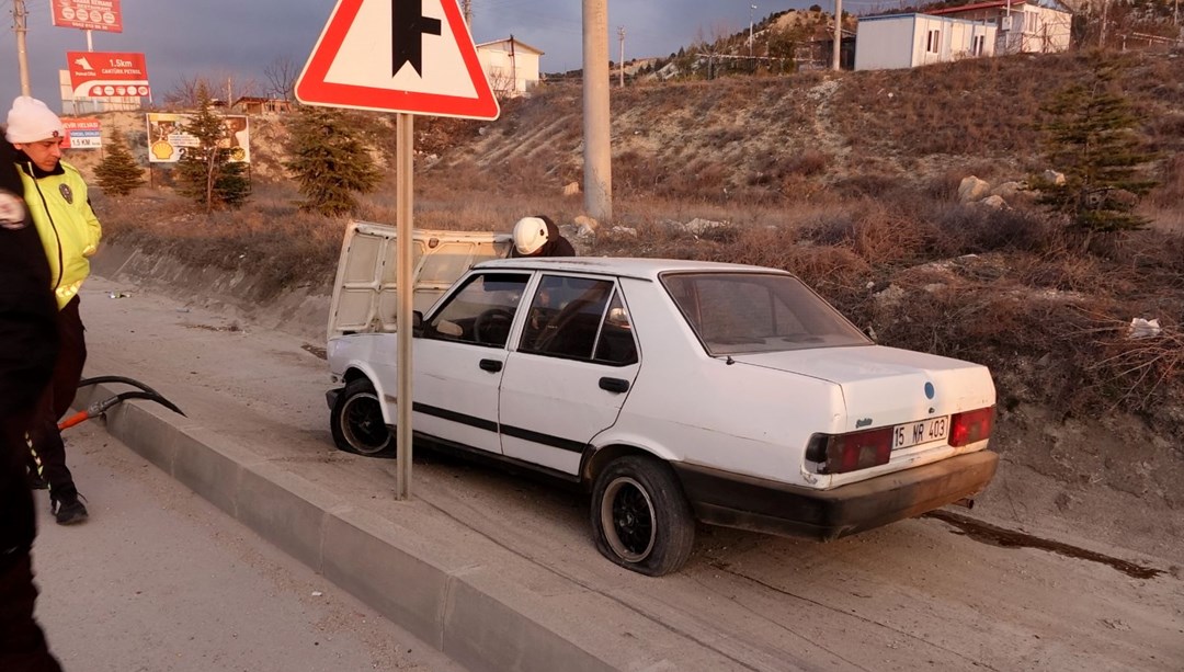 Polisten kaçarken otomobiliyle 5 araca çarptı!