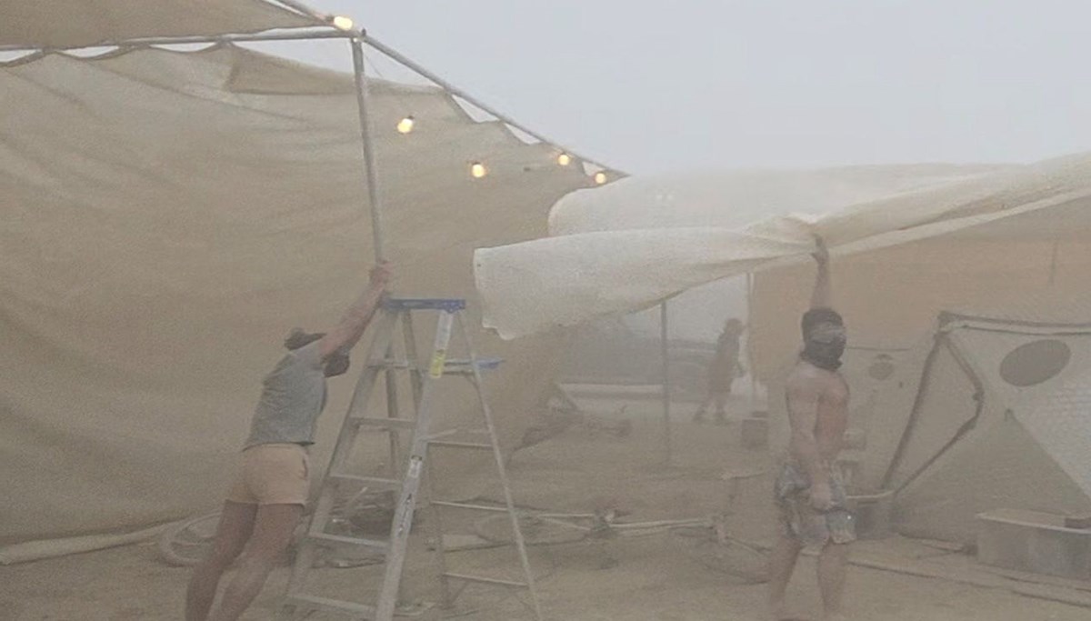 Burning Man'e kum fırtınası darbesi