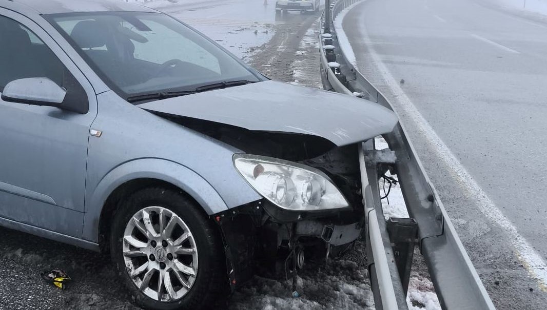 Erzincan'da otomobil bariyerlere çarptı: 3 yaralı