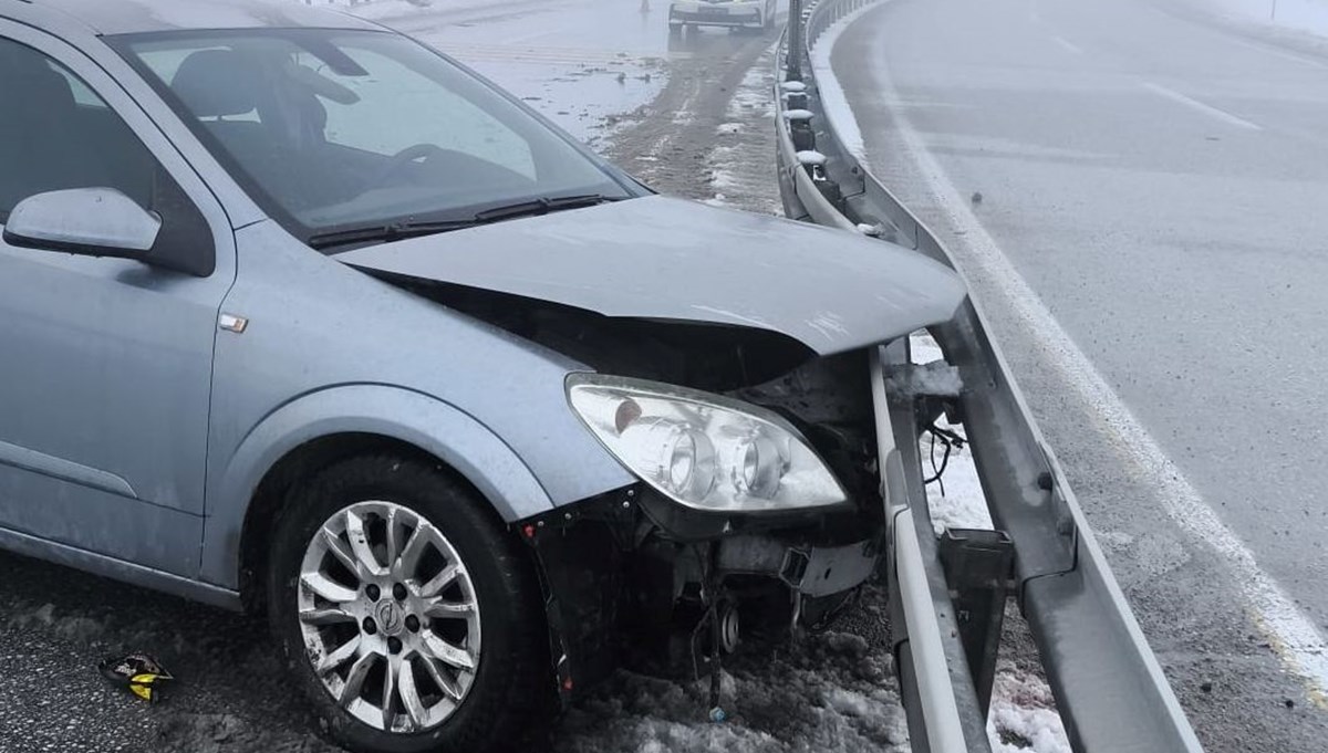 Erzincan'da otomobil bariyerlere çarptı: 3 yaralı Erzincan'da otomobil bariyerlere çarptı: 3 yaralı
