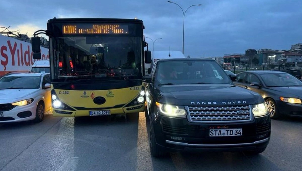 İETT şoförü, çarptığı aracın sürücüsünü ezmeye çalıştı İETT şoförü, çarptığı aracın sürücüsünü ezmeye çalıştı