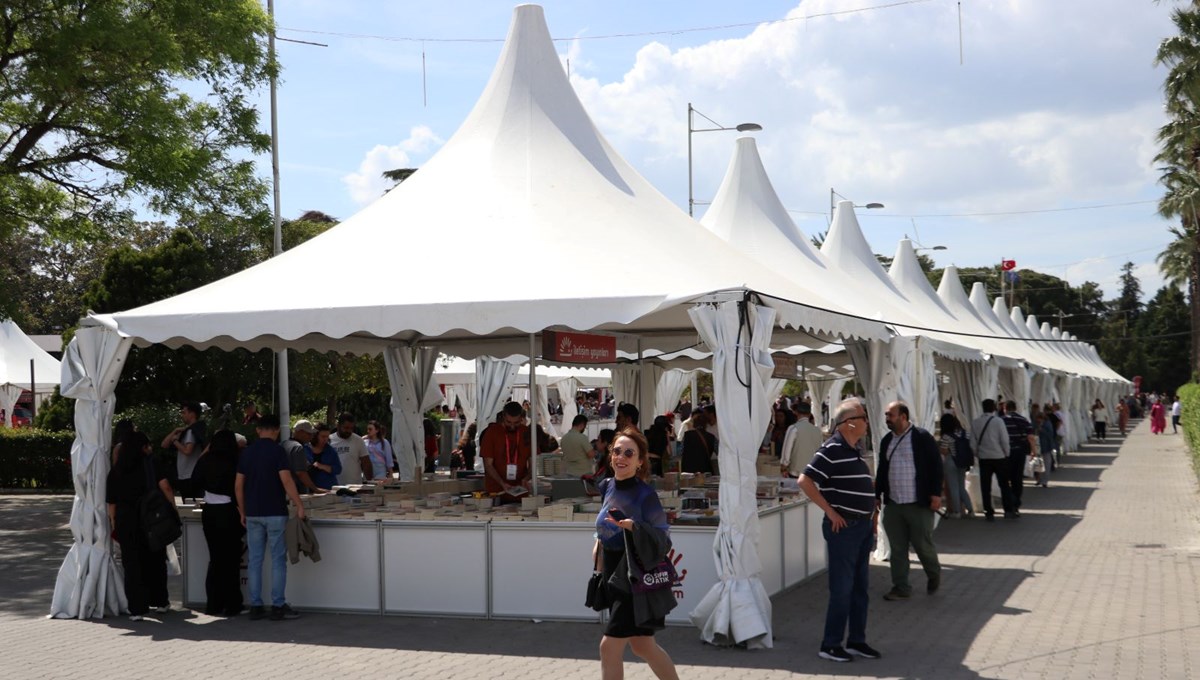 İzmir Kitap Fuarı kapılarını açtı