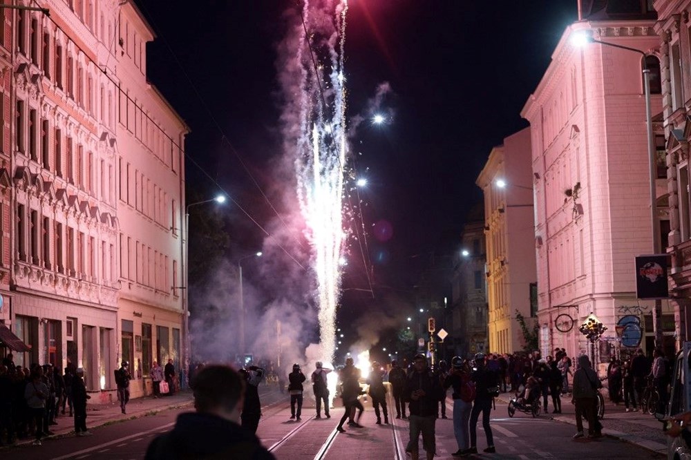 Almanya'da sokaklar karıştı: Barikatlar kuruldu, ateşler yakıldı - 5