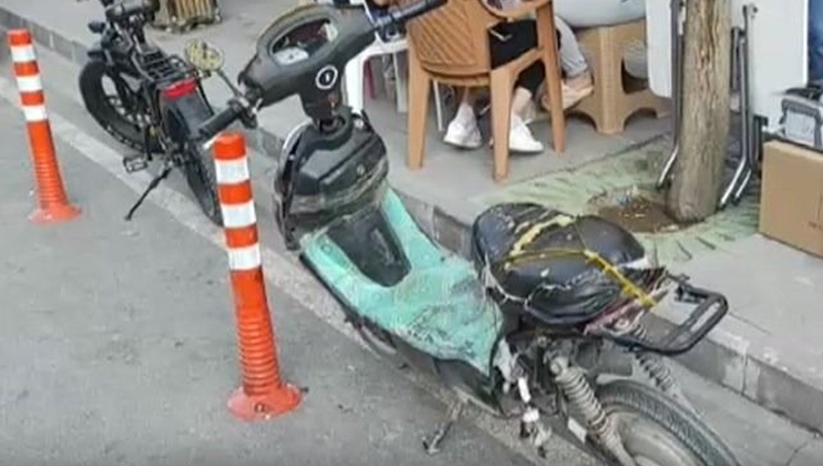 Elektrikli bisiklet otomobile çarptı: 3 yaralı Elektrikli bisiklet otomobile çarptı: 3 yaralı