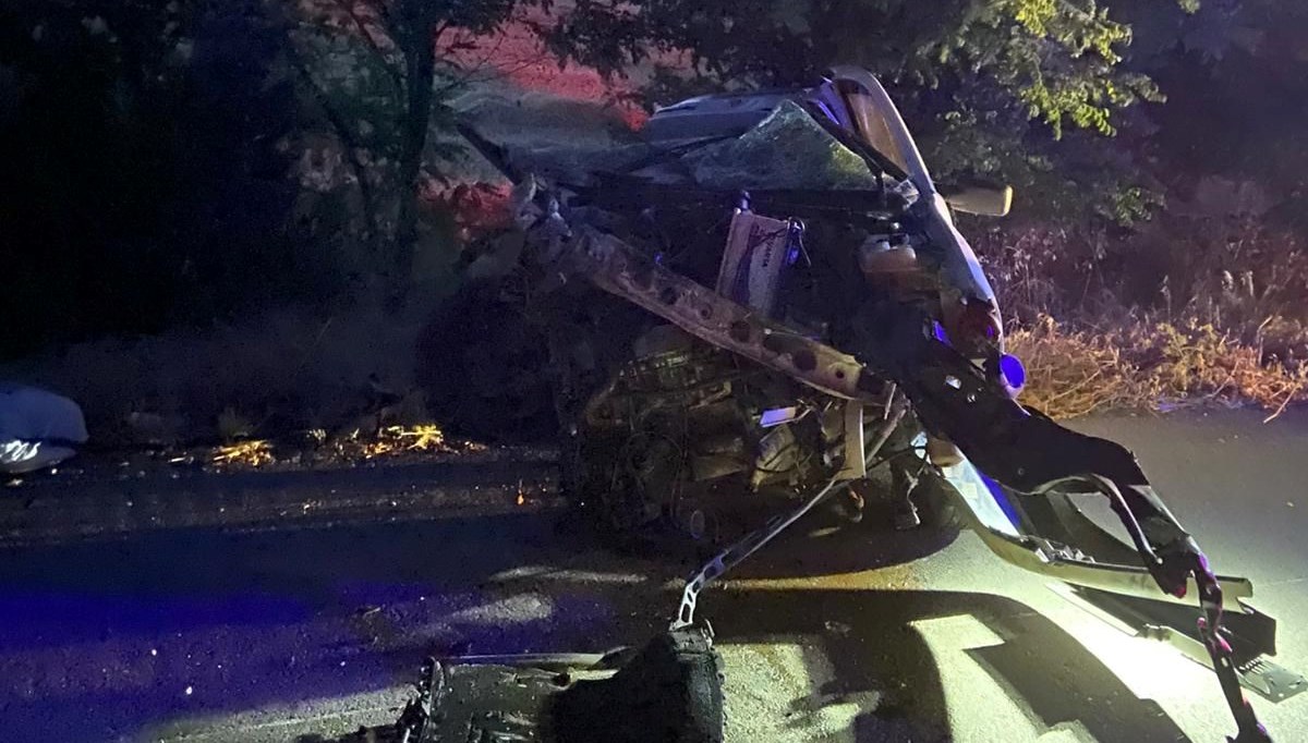 Balıkesir'de otomobil TIR'a çarptı