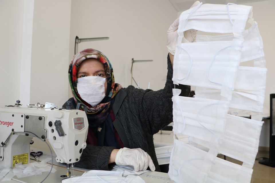Sivas'ta 18 kuruşa ürettikleri maskeleri sağlık kuruşlarına ücretsiz dağıtılıyorlar - 1
