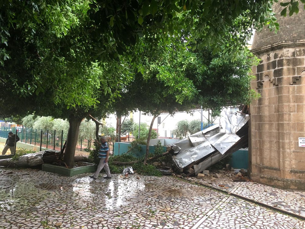Antalya Kumluca'da kuvvetli rüzgar ve dolu: 1 ölü - 6
