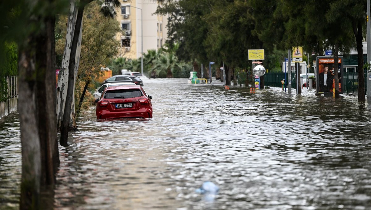 İzmir’e salı günü için uyarı | Şiddetli rüzgar ve sağanak ne kadar sürecek?