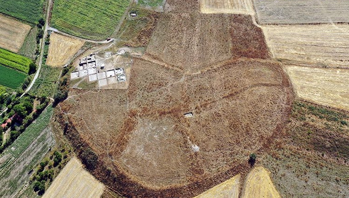Kütahya'daki höyükte 3 bin 700 yıllık beyin ve deri kalıntıları bulundu Kütahya'daki höyükte 3 bin 700 yıllık beyin ve deri kalıntıları bulundu