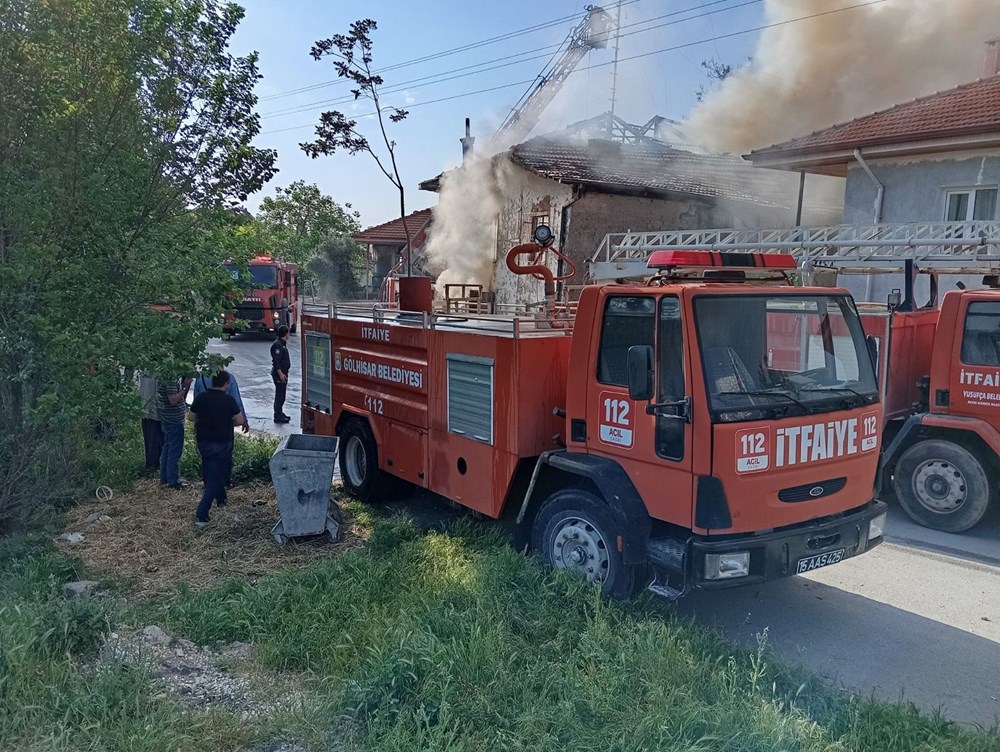 Burdur'da depo yangını: Alevler evlere sıçradı - 2