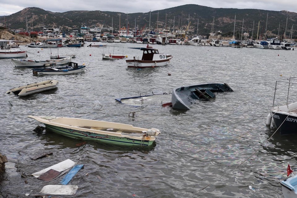 Foça'da fırtına nedeniyle tekneler battı - 1