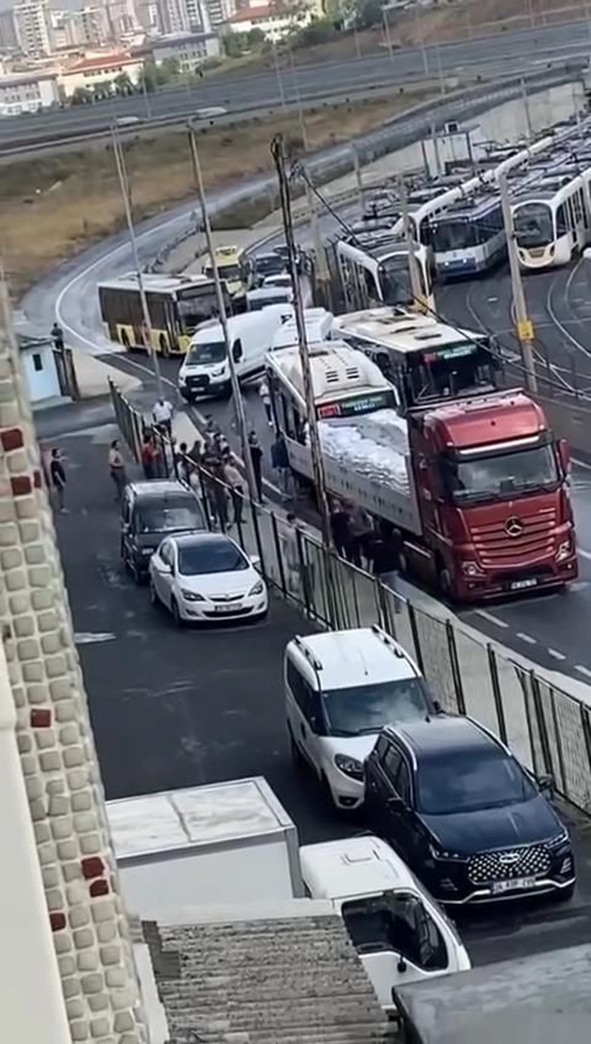 İETT otobüsü TIR'a çarptı: Yaralılar var