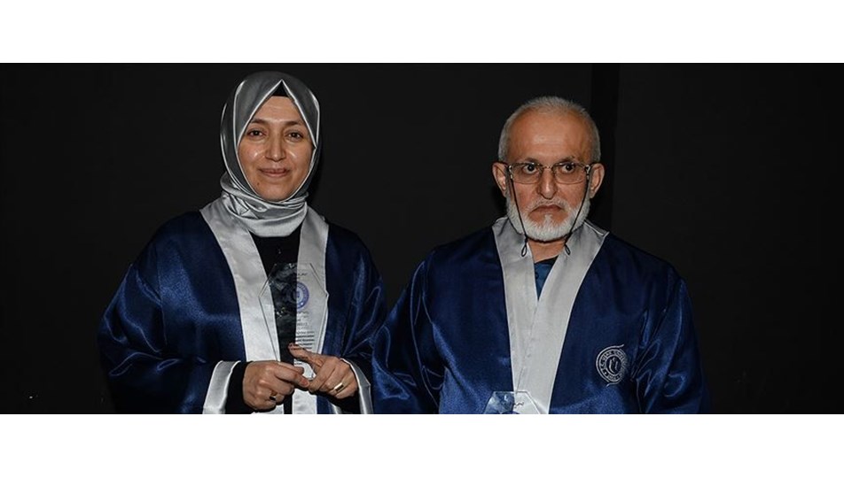 Baba 66, kızı 40 yaşında aynı üniversiteden mezun oldu