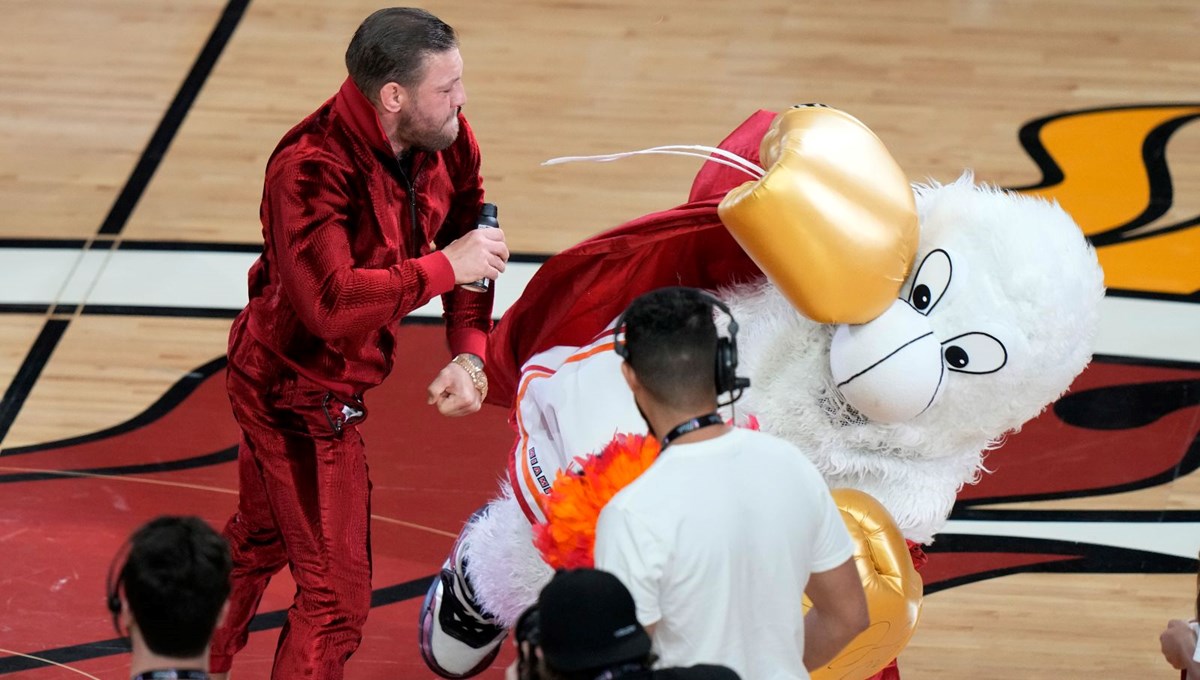 Conor McGregor NBA maskotunu yumruklayarak hastanelik etti