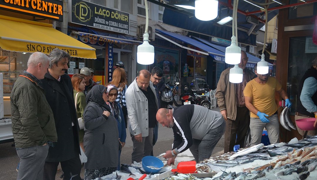 Tezgahlar şenlendi, kuyruk oluştu: 1,3 kiloluk palamutun fiyatı şaşırtıyor