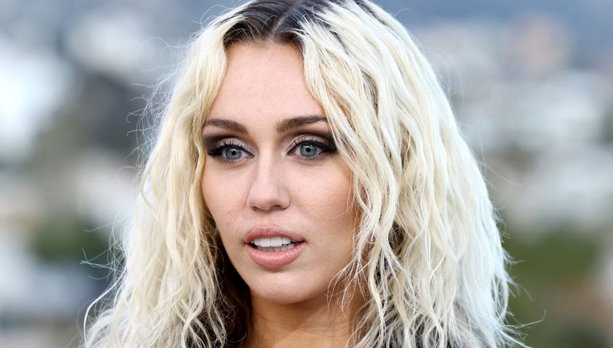 Miley Cyrus evi yandıktan bir gün sonra sete çıktığını anlattı Miley Cyrus evi yandıktan bir gün sonra sete çıktığını anlattı
