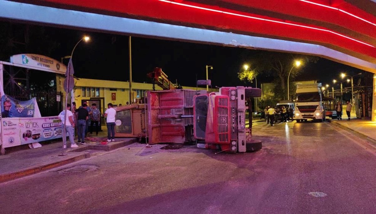 Buldozer yüklü kamyon alt geçidin tavanına çarpıp devrildi Buldozer yüklü kamyon alt geçidin tavanına çarpıp devrildi