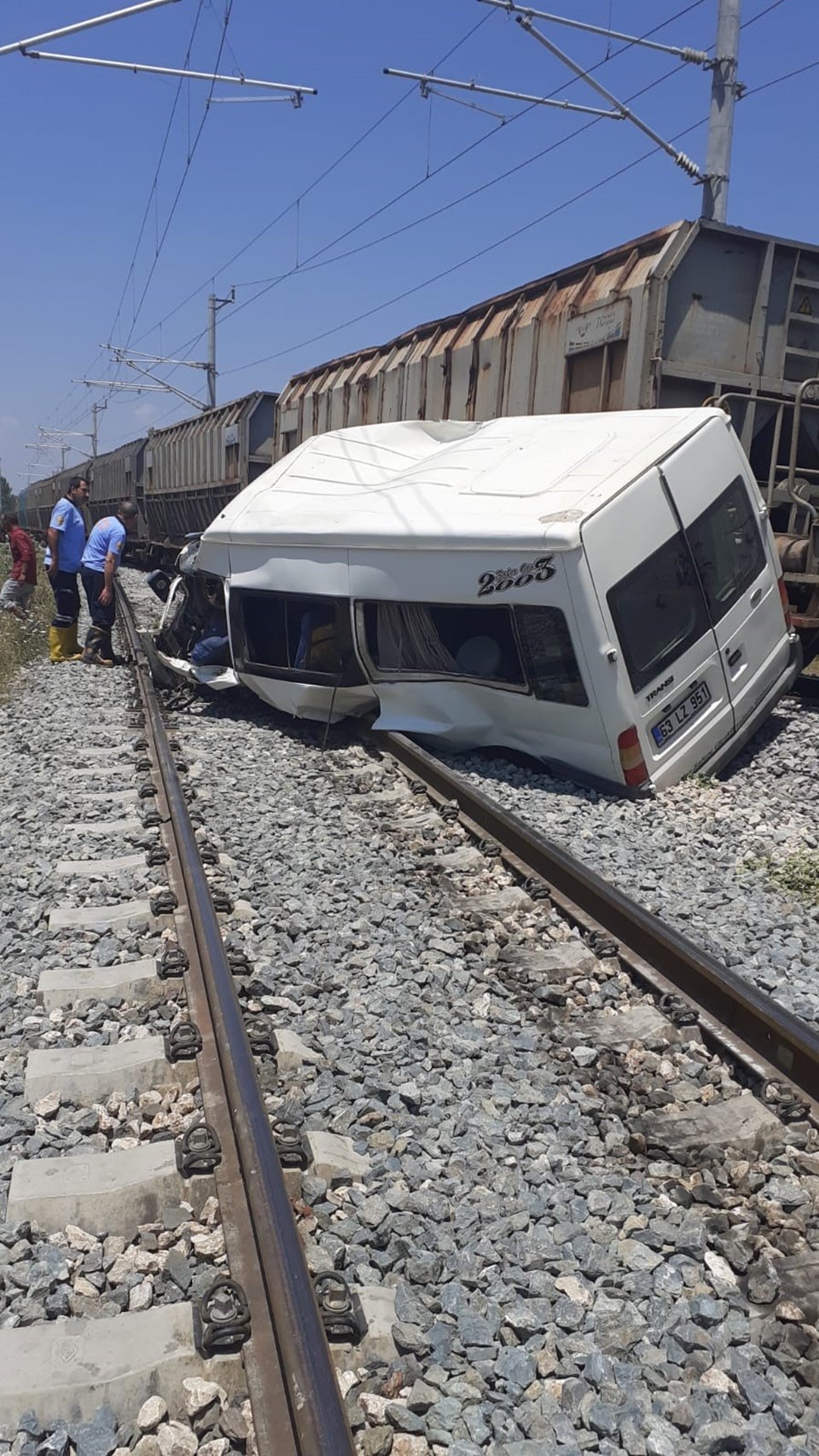 Mersin'de yük treni servis minibüsüne çarptı: 1 ölü, 8 yaralı - 1