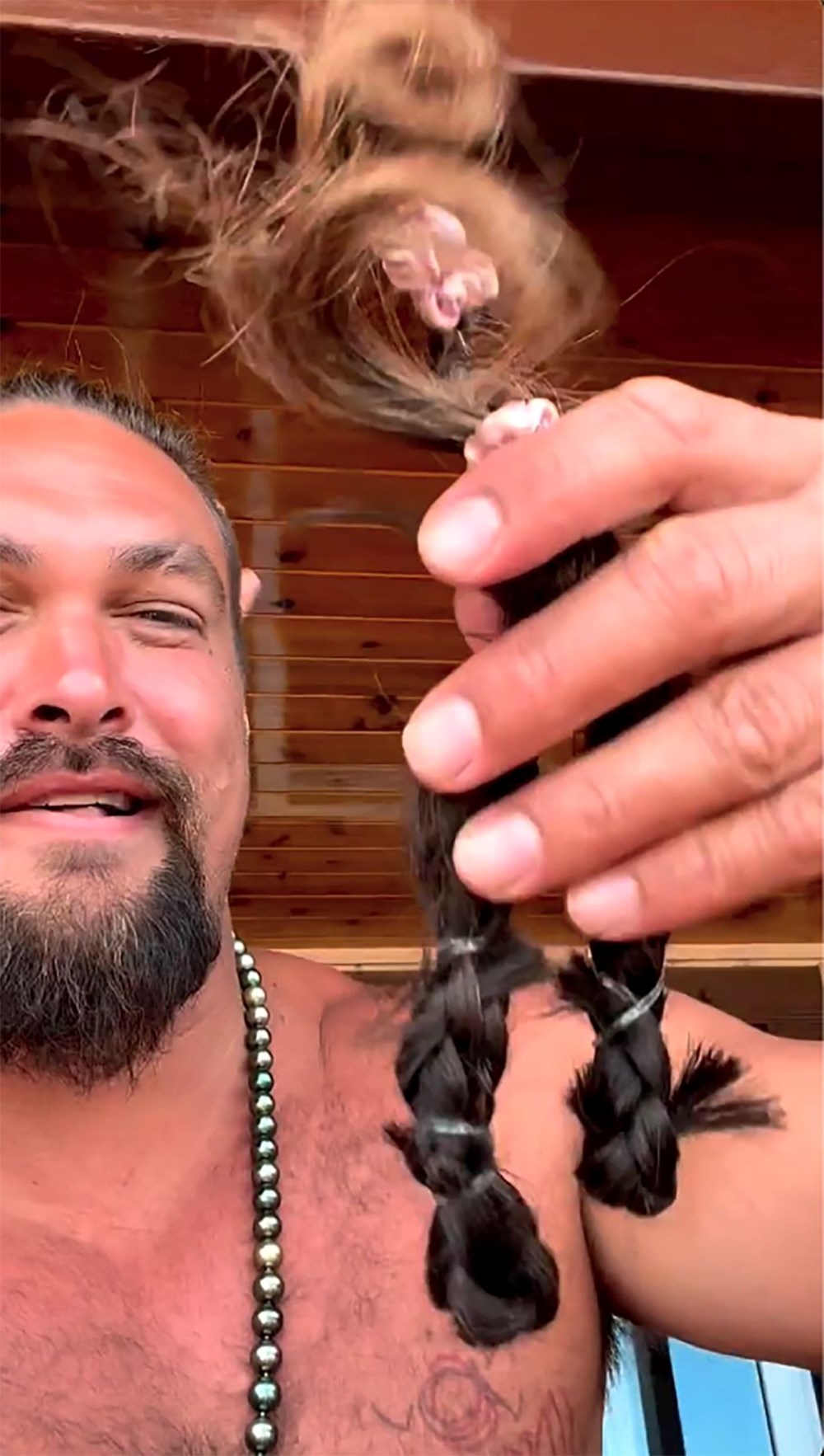 Jason Momoa meşhur saçlarını mesaj vermek için kazıttı - 2