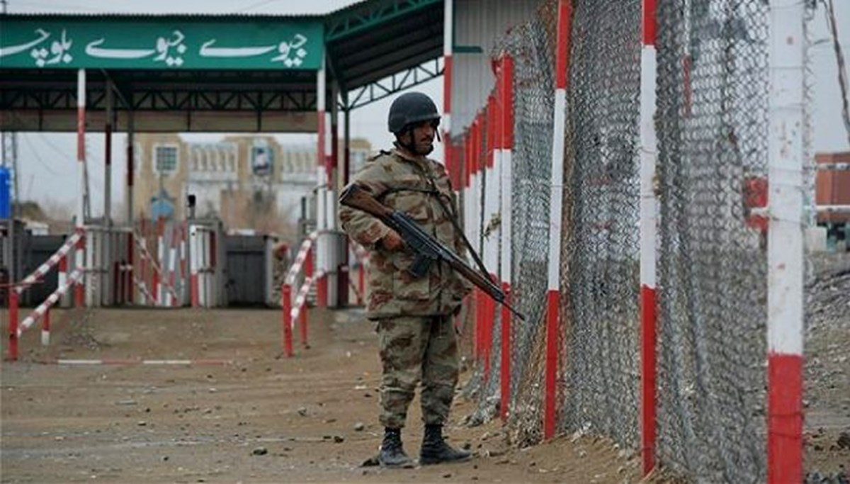 Pakistan, Afganistan sınırını kapattı