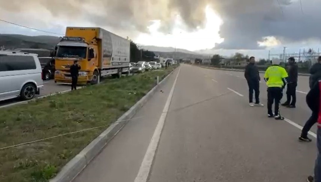 Sivas'ta kopan yüksek gerilim hattı nedeniyle karayolu ulaşıma kapandı