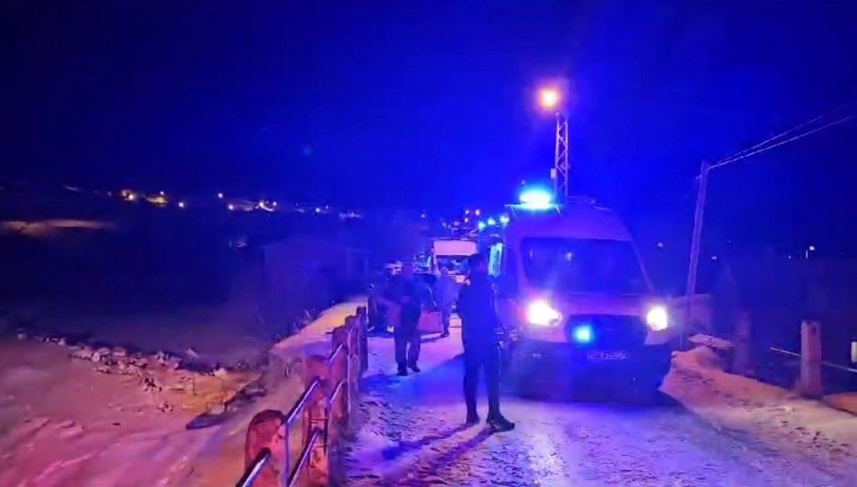 Ardahan'da minibüs şarampole devrildi: 15 yaralı Ardahan'da minibüs şarampole devrildi: 15 yaralı