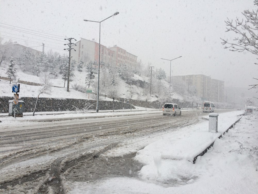Bitlis'te Nisan ayında lapa lapa kar yağdı - 1