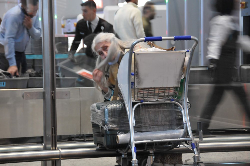 Kanada’ya gidemedi, ülkesine de dönmek istemiyor: İstanbul
Havalimanı akademisyenin evi oldu - 2