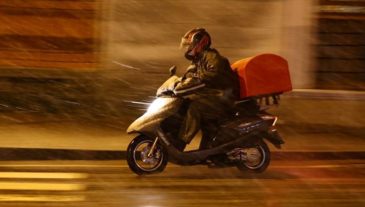 Edirne'de kar: Motosiklet, elektrikli scooter ve motokuryeler trafiğe çıkamayacak Edirne'de kar: Motosiklet, elektrikli scooter ve motokuryeler trafiğe çıkamayacak