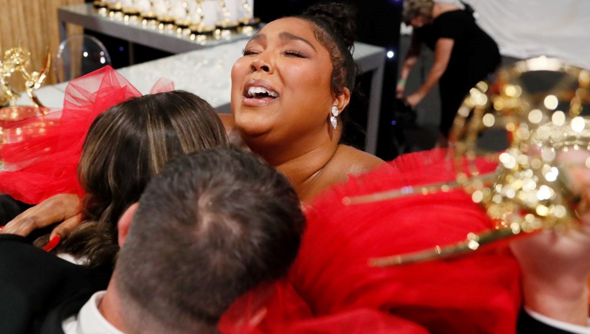 Lizzo sahnede çaldığı 200 yıllık kristal flütle tarihe geçti