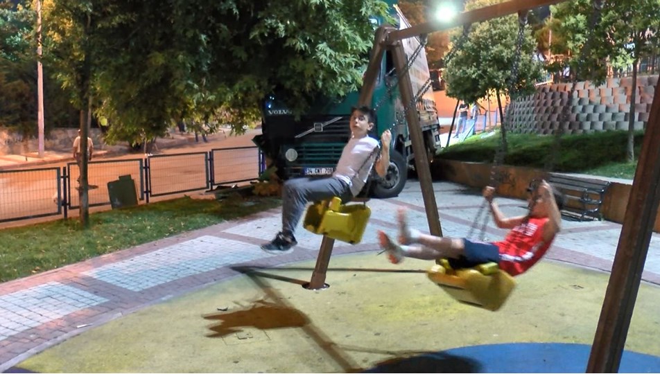 Kamyon parka daldı, facianın eşiğinden dönüldü