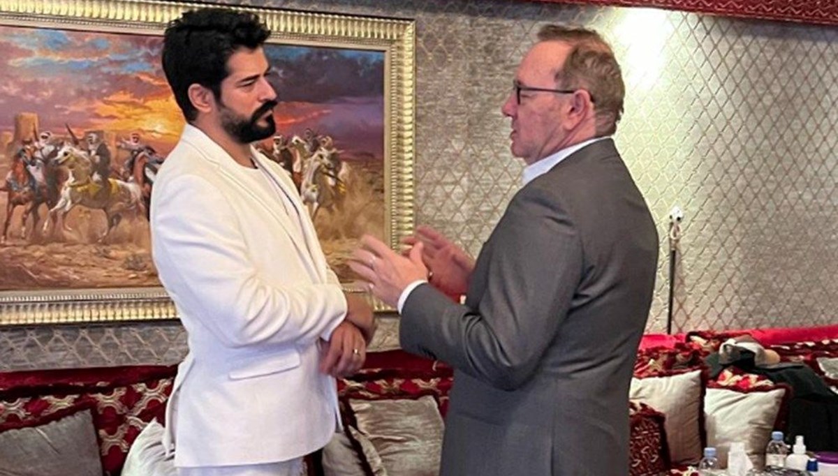 Burak Özçivit tepkiler üzerine Kevin Spacey ile fotoğraflarını sildi