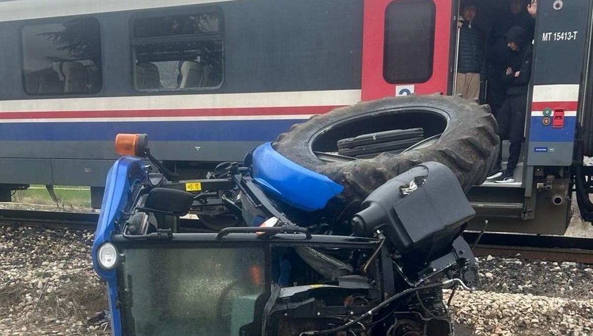 Isparta'da trenin çarptığı traktörün sürücüsü yaralandı