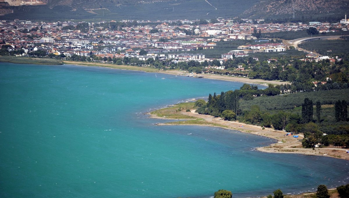 İznik Gölü turkuaza büründü