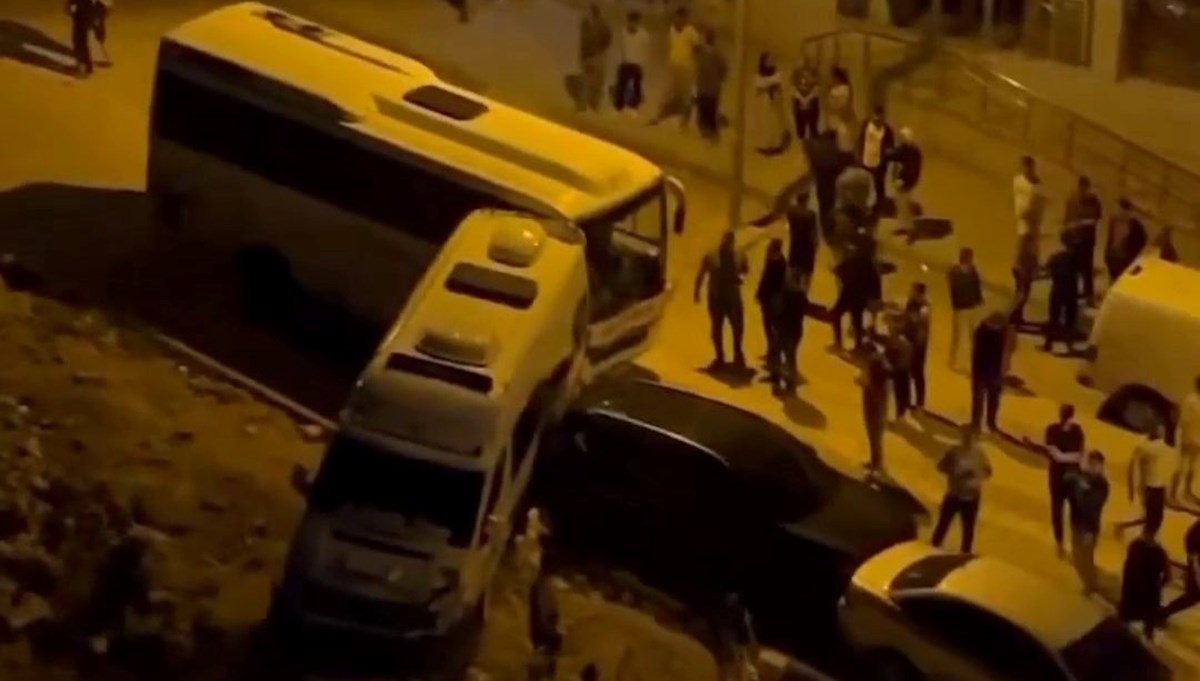 Yokuş aşağı kayan midibüs 9 aracı biçti Yokuş aşağı kayan midibüs 9 aracı biçti