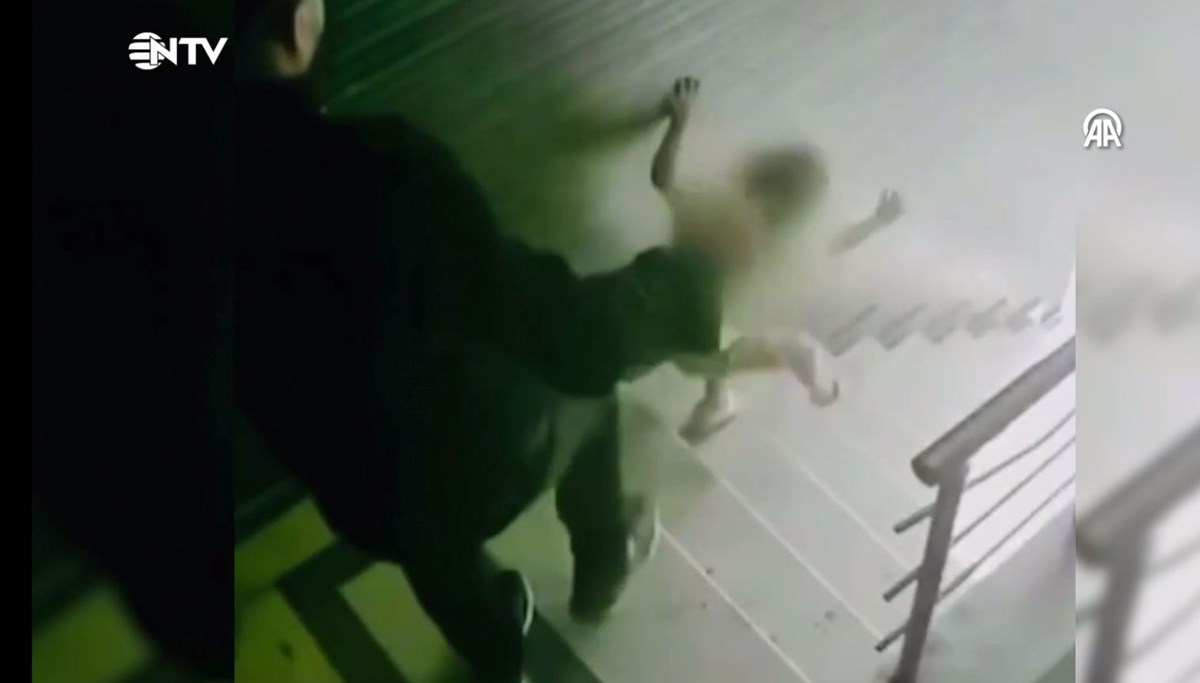 Baba, küçük kızına tekme atarak merdivenlerden yuvarladı
