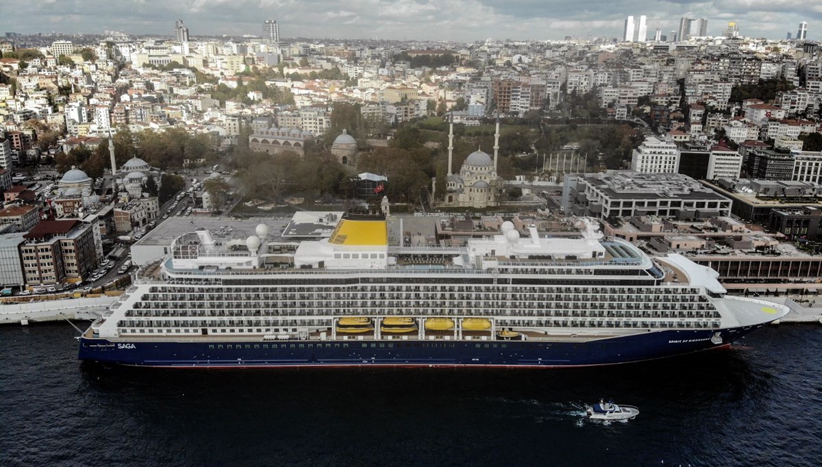 Galataport İstanbul'a dev yolcu gemisi yanaştı