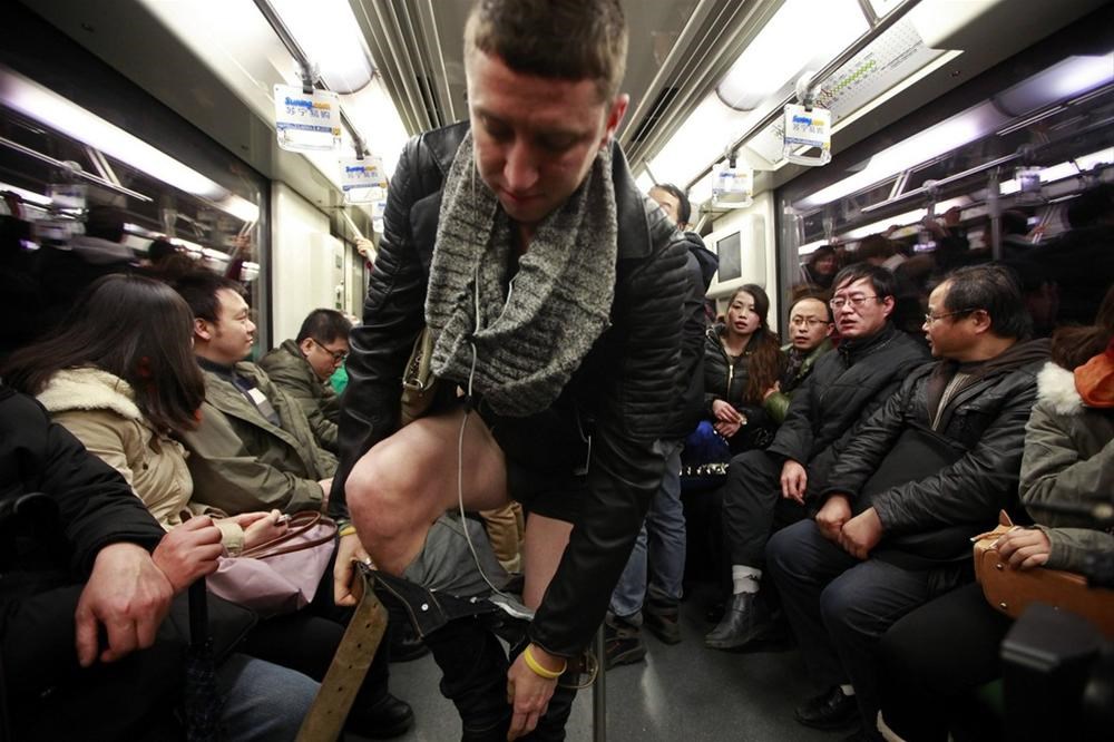 Мужчина без штанов. В метро без штанов. Парень в метро. Без штанов в общественном месте.