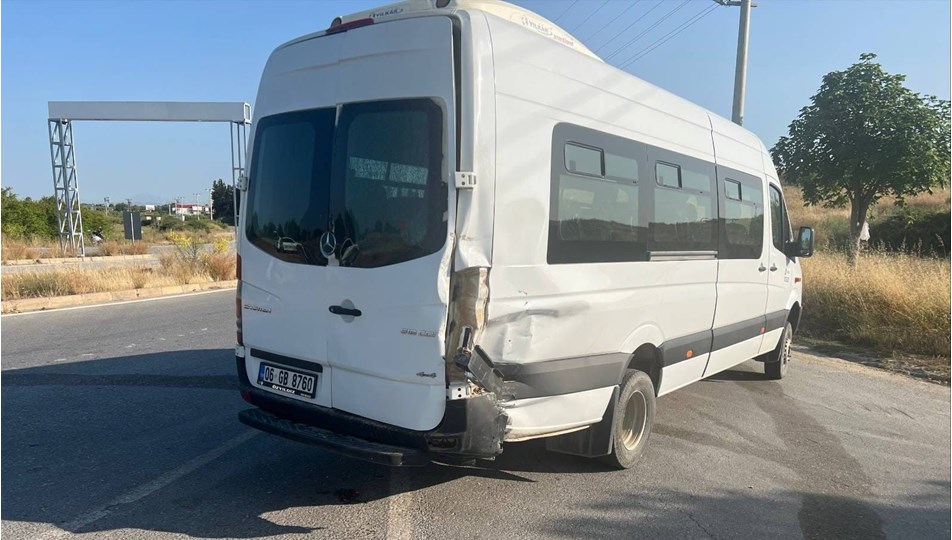 Motosiklet minibüse çarptı, sürücü ağır yaralandı